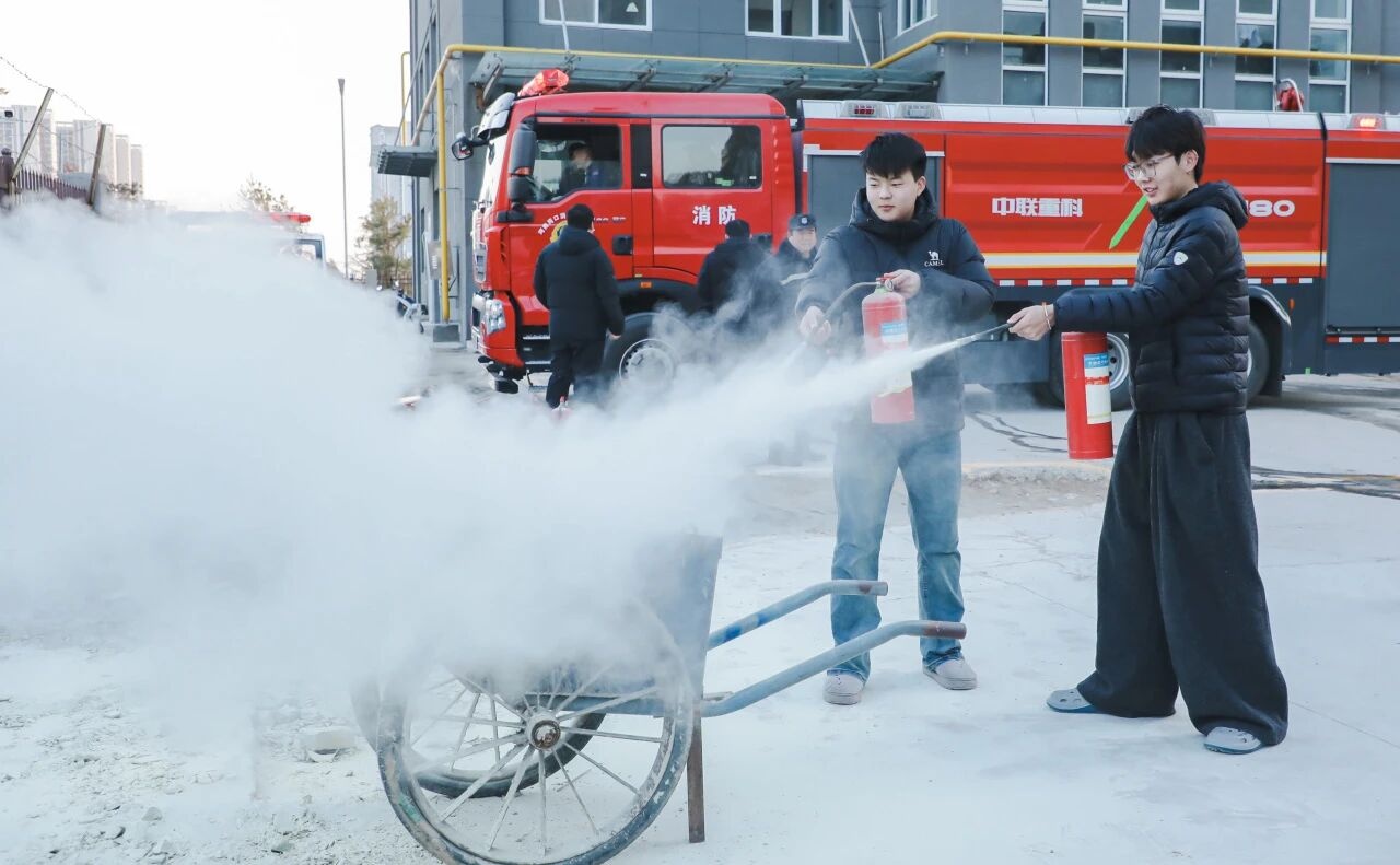 我校成功举行高层建筑消防安全综合演练