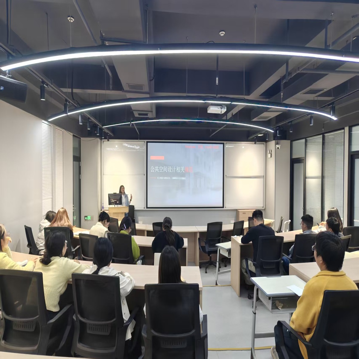 课件赋能课堂——人工智能应用学院开展思政融入、AI工具与教学设计融合专题教研会