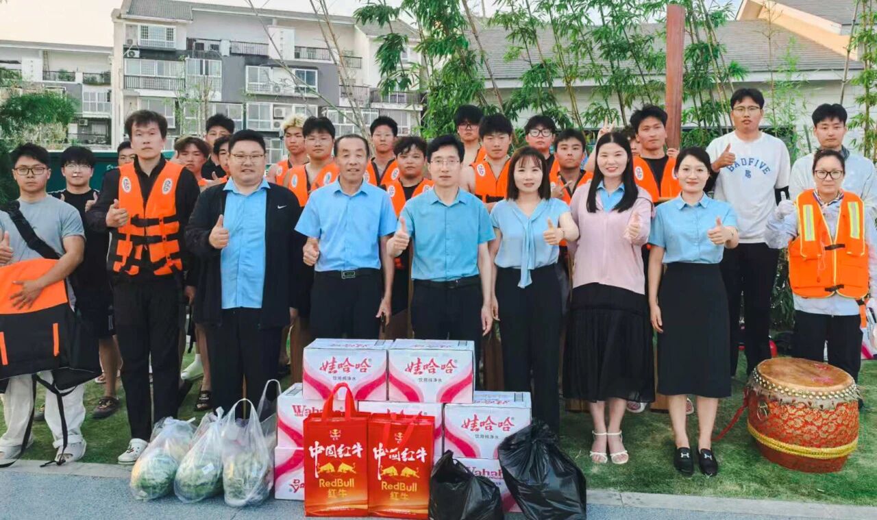 周口城市职业学院党委书记丁立杰带队慰问龙舟赛集训队员