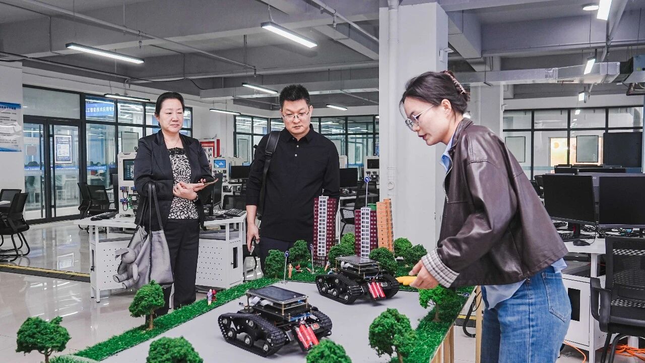 河南省数字经济产教融合共同体副秘书长丁燕、李涛一行到我校考察交流